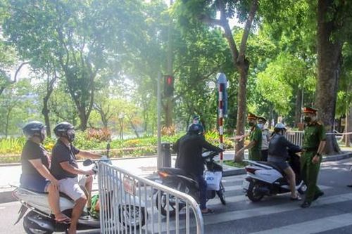 Cận cảnh Hà Nội triển khai kiểm tra giấy tờ người dân lưu thông trên đường