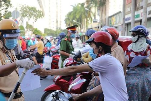 TPHCM xử phạt cán bộ ra đường không đeo thẻ ngành, mặc đồng phục