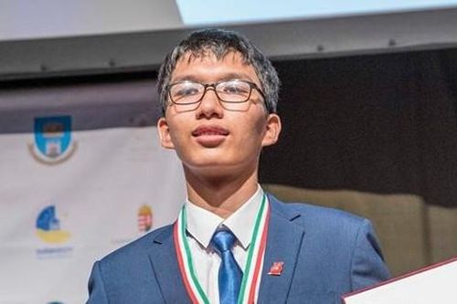 Chủ tịch Hà Nội khen thưởng học sinh giành Huy chương Vàng Olympic quốc tế