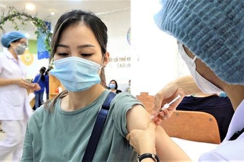 Người Hà Nội xếp hàng tiêm vắc xin, chiến dịch tiêm chủng lớn nhất bắt đầu