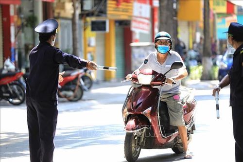 Công an Hà Nội lập chốt kiểm soát COVID-19 tại các tuyến phố trung tâm