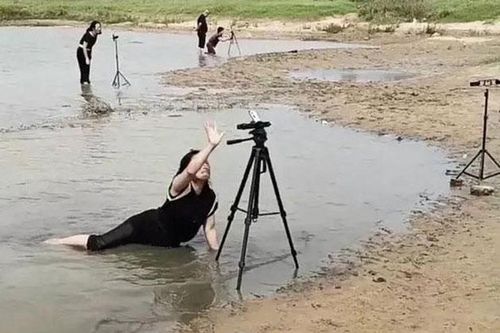 Lăn lê trong hồ nước cạn để livestream giả vờ đang ở vùng mưa lũ, nhóm truyền thông bất lương nhận đủ 'gạch đá' từ cư dân mạng