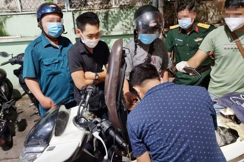 Ra đường sau 18h để mua ma túy, nam thanh niên bỏ lại cả bạn gái để chạy trốn khi bị kiểm tra