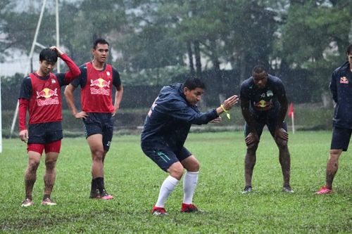 Thấy gì khi HLV Kiatisak cho HAGL đội mưa luyện tập mỗi ngày?