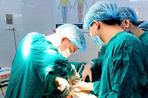 Phẫu thuật cấp cứu tháo xoắn tinh hoàn cho bệnh nhi 14 tuổi