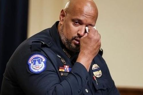 Cảnh sát rơi nước mắt kể lại vụ bạo loạn kinh hoàng tại Quốc hội Mỹ