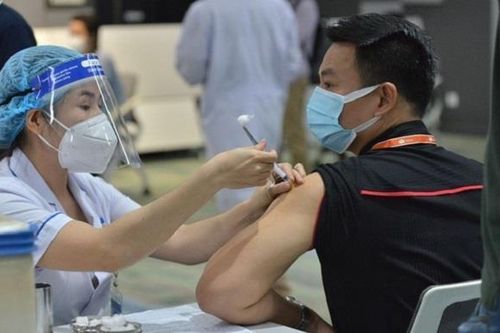 Thực hư thông tin cán bộ phường ở Hà Nội ưu ái cho người thân được tiêm vaccine