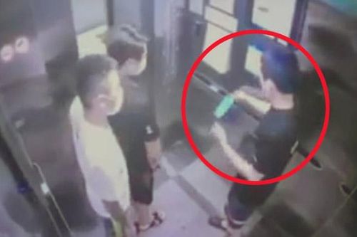 Làm rõ nam thanh niên khạc nhổ, vứt khẩu trang bẩn trong thang máy chung cư