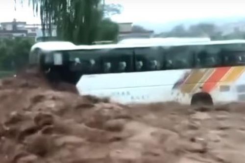 Nước lũ dâng cao đe dọa tính mạng của 71 người, anh công nhân nhanh trí ra tay cứu sống vì 'nhân quả'