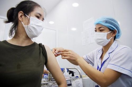Cận cảnh quy trình tiêm chủng vắc xin phòng COVID-19 trên diện rộng tại Hà Nội