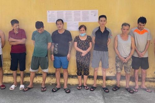 Không 'ngán' dịch bệnh, 12 người tụ tập chơi xóc đĩa