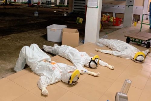 Phút nghỉ ngơi lúc 3h sáng của tình nguyện viên ở TP.HCM