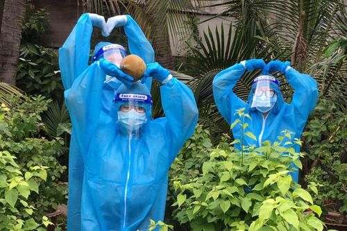 Ăn mừng cả xóm âm tính, chủ nhà ở TP Thủ Đức hái dừa tặng TNV