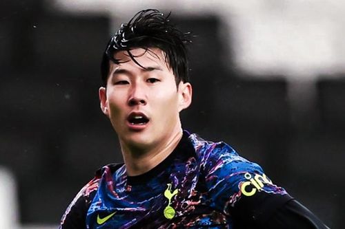 Son Heung-min gảy bóng ghi bàn