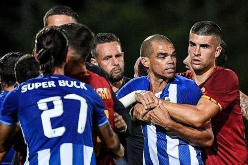 Pepe ẩu đả với cầu thủ AS Roma trong trận giao hữu