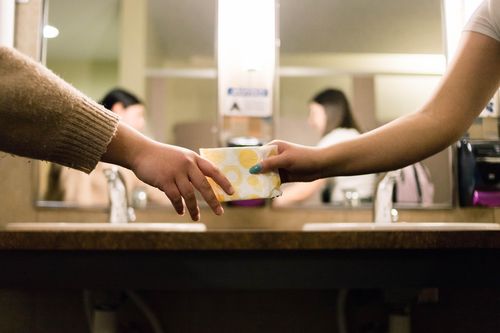 Băng vệ sinh không thiết yếu? Hãy hỏi người Anh và Ấn Độ!