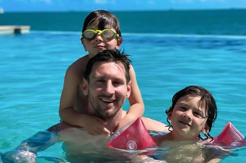 Messi chơi 'bóng ma' với con trai