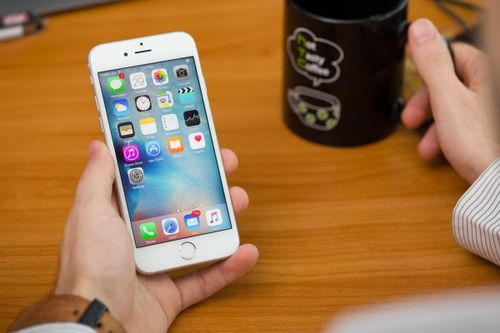 Không chịu dùng iPhone, cầu thủ bóng rổ khiến cả đội bị phạt