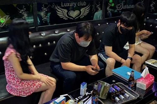 Nữ nhân viên quán karaoke tiếp khách nước ngoài trong đợt dịch