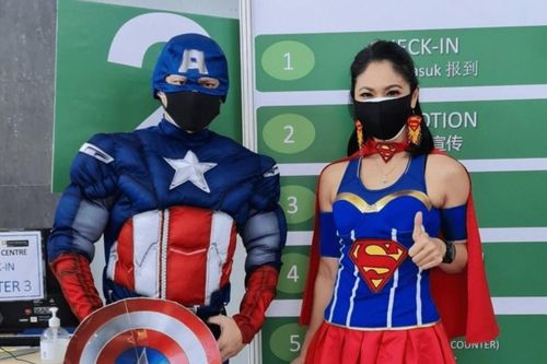 Hóa trang thành siêu anh hùng đi tiêm vaccine Covid-19 ở Malaysia