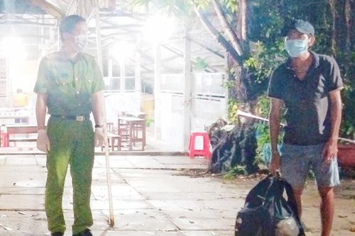 Anh thợ hồ đi bộ 4 ngày từ Bình Phước đến Sóc Trăng