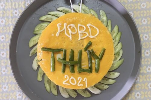 'Bánh sinh nhật' sáng tạo từ cơm, thịt, trứng khi ở nhà chống dịch