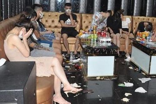 30 khách hát karaoke bị phạt 60 triệu, cách ly tại chỗ