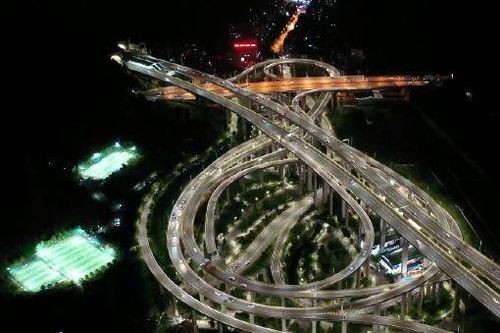 Nút giao thông giống như tàu lượn siêu tốc ở Trung Quốc