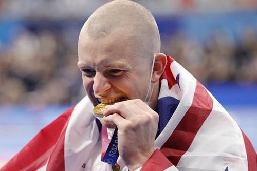 Vì sao các VĐV Olympic thích cắn huy chương?