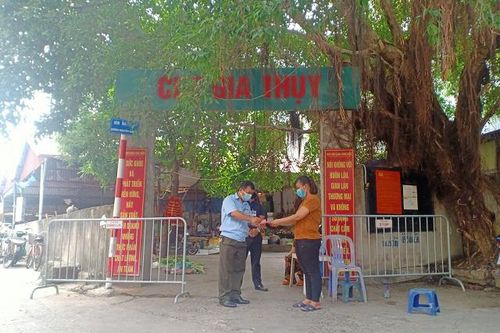 Long Biên: Người dân ủng hộ đi chợ bằng thẻ