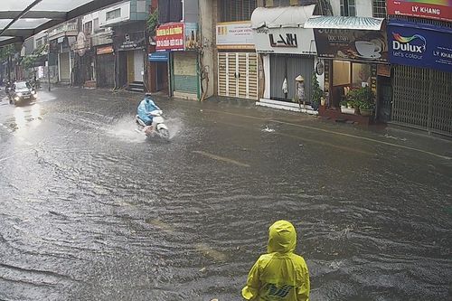 Hà Nội: Đường phố vắng tanh trong chiều mưa lớn, một số tuyến phố bị ngập