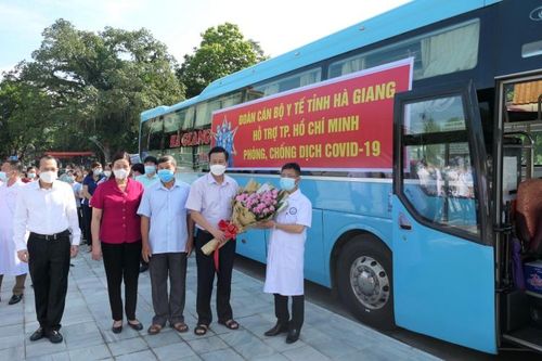 Đoàn cán bộ y tế tỉnh cực bắc Hà Giang 'chia lửa' cùng miền nam chống dịch Covid-19