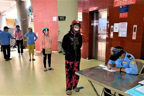 Người dân thành phố Buôn Ma Thuột bắt đầu đi chợ bằng phiếu