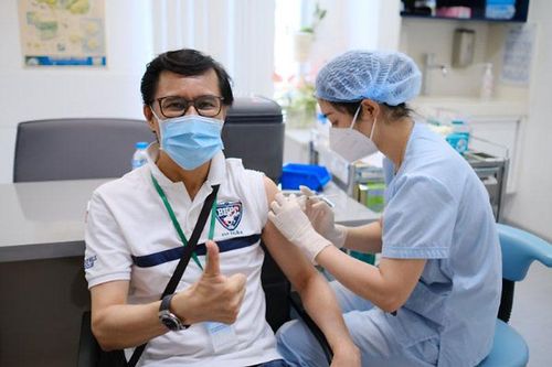 Tiêm vaccine ngừa Covid-19 cho gần 5.000 công dân Pháp