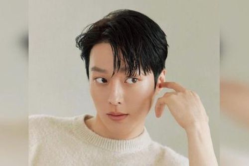 Sắp nhập ngũ, 'tình trẻ' của Song Hye Kyo lộ bạn gái, netizens náo loạn: 'Người ấy là ai?'