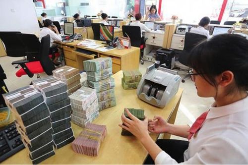 Ngân hàng siết cho vay kinh doanh bất động sản, du lịch, chứng khoán