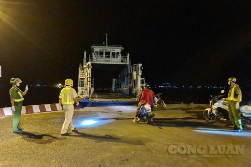 Công an dẫn đường gia đình bị 'kẹt' tại phà về nhà an toàn
