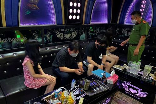 Xử lý 2 quán karaoke hoạt động bất chấp quy định về phòng chống dịch