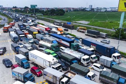 Vận tải hàng hóa thời COVID-19: Bao giờ mới thông...?
