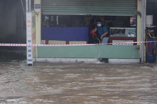 Mưa lớn khiến nhiều tuyến đường ở TP. Biên Hòa ngập nặng