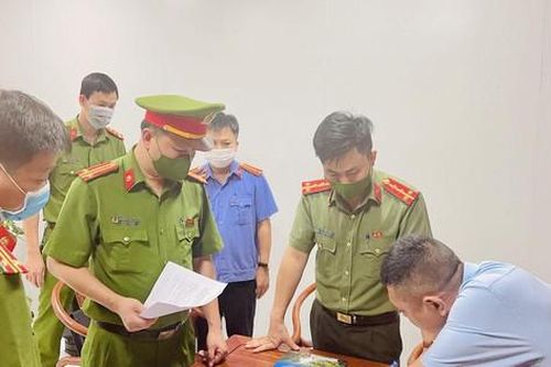 Bắt 2 chuyên gia người Trung Quốc về hành vi buôn lậu
