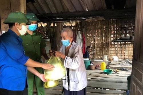 Chàng trai băng rừng lội suối vào tâm dịch, đều đặn mang cơm cho vợ chồng cụ ông trăm tuổi