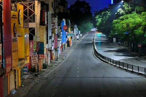 Phố đêm Hà Nội đẹp như tranh tĩnh vật khi cách ly xã hội