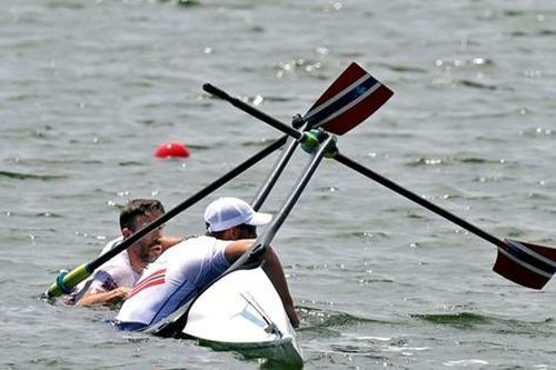 Đội chèo thuyền đôi nam của Na Uy bị lật thuyền tại Olympic Tokyo, VĐV phải chờ giải cứu