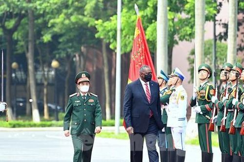 Bộ trưởng Quốc phòng Việt - Mỹ bàn về thực thi pháp luật trên biển