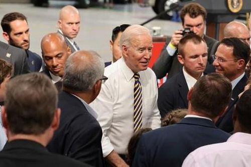 Ông Biden gây tranh cãi vì không đeo khẩu trang giữa chốn đông người