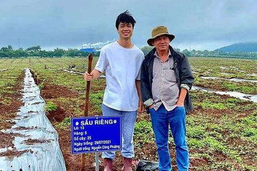 Công Phượng tươi tắn, đi ủng trồng sầu riêng cùng bầu Đức