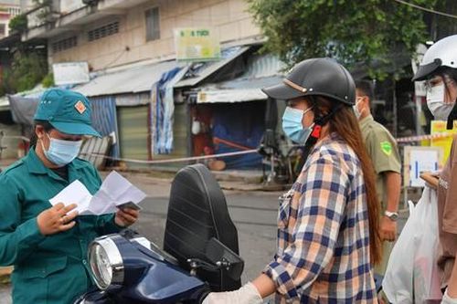 'Vượt nắng, thắng mưa' ngăn dịch ở thành phố biển Kiên Giang