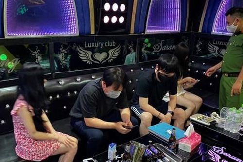 Bất chấp lệnh cấm, quán karaoke ở Hải Phòng điều nữ tiếp viên phục vụ khách ngoại