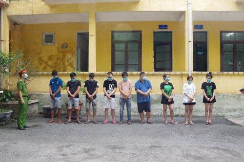 Bất chấp lệnh cấm, 9 nam nữ rủ nhau 'bay lắc' trong quán karaoke
